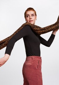 King Louie TIGRE - Écharpe - syrup