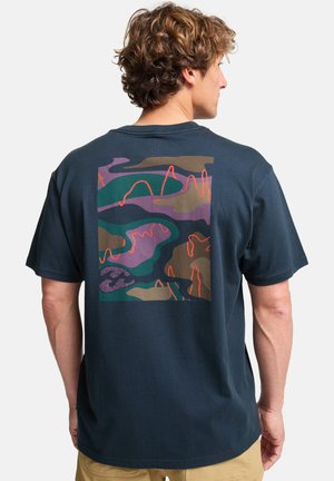 Camiseta de algodón azul marino con un patrón abstracto multicolor en la parte posterior, con segmentos en verde, morado, marrón y detalles en naranja.