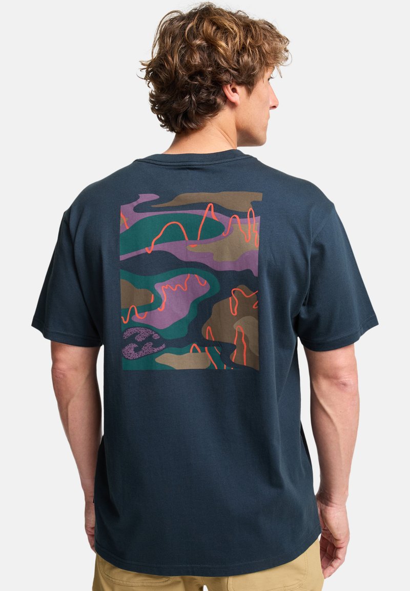 Camiseta de algodón azul marino con un patrón abstracto multicolor en la parte posterior, con segmentos en verde, morado, marrón y detalles en naranja.