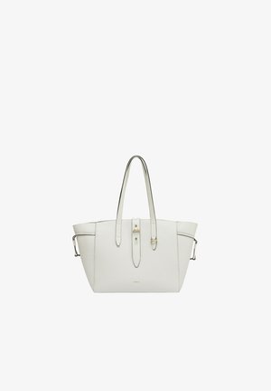 Sac fourre-tout en cuir blanc avec une forme structurée, doté de deux longues poignées, d'une sangle centrale et d'accents métalliques lisses.