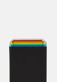 Μαύρη θήκη τηλεφώνου με διάφανο επάνω μέρος. Το επάνω μέρος διαθέτει ουράνιο τόξο με λωρίδες σε κόκκινο, πορτοκαλί, κίτρινο, πράσινο, μπλε και μωβ. Λείο υλικό.