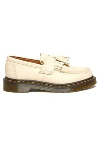 Scarpe mocassino in pelle beige con un accento in pelle frangiato, dotate di una suola cucita in contrasto nera e arancione.
