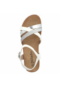 Sandaletti bianchi e argentati con cinturini, suola interna texture e fibbia alla caviglia. Suola piatta, design minimalista, adatta per un abbigliamento casual.