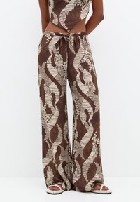 Pantaloni a gamba larga in stampa serpente marrone e crema, caratterizzati da una texture morbida, una vita elastica con cordino e accenti a motivo contrastante.