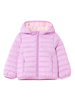 Veste rembourrée légère pour enfant, de couleur violet clair, avec capuche, fermeture éclair à l'avant, poignets élastiques et deux poches latérales zippées, présentée sur fond blanc.