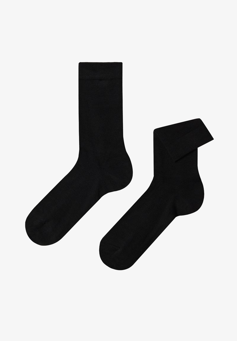 Schwarze Baumwollsocken mit glatter Textur, ausgestattet mit einem standardmäßigen Bündchen-Design und verstärktem Fersen- und Zehenbereich für Haltbarkeit.