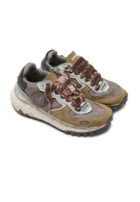 Sneaker multicolori realizzati in materiali grigi, oliva e neri. Lacci in velluto morbido, tacco strutturato e suola maculata.