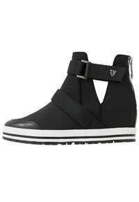 Zwarte enkelsneaker van gestructureerd synthetisch materiaal. Voorzien van elastische banden, een zijrits en een witte rubberen zool met zwarte accenten.
