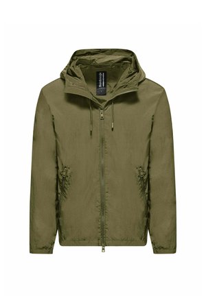 Lekka oliwkowozielona kurtka z kapturem, z przednim suwakiem i dwoma zamykanymi na zamek bocznymi kieszeniami, wykonana z lekko teksturowanej tkaniny.