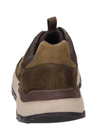 Braune Wildleder- und Mesh-Sneaker mit abgerundetem Zehenbereich, gummierter Sohle und verstärktem Fersenbereich. Enthält eine Zuglasche für einfaches Anziehen.