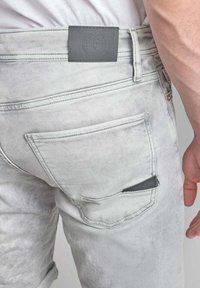 Le Temps Des Cerises BERMUDA EN JOGG - Short en jean - grey