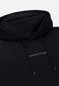 Zwarte hoodie van een katoenmix, met een voorzak in kangoeroestijl. Bevat trekkoorden en geborduurd "TOMORROWLAND" in teal.