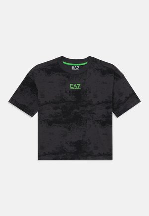 T-shirt noir à manches courtes avec un motif texturé, col rond et logo EA7 vert sur la poitrine. Fabriqué en tissu lisse.