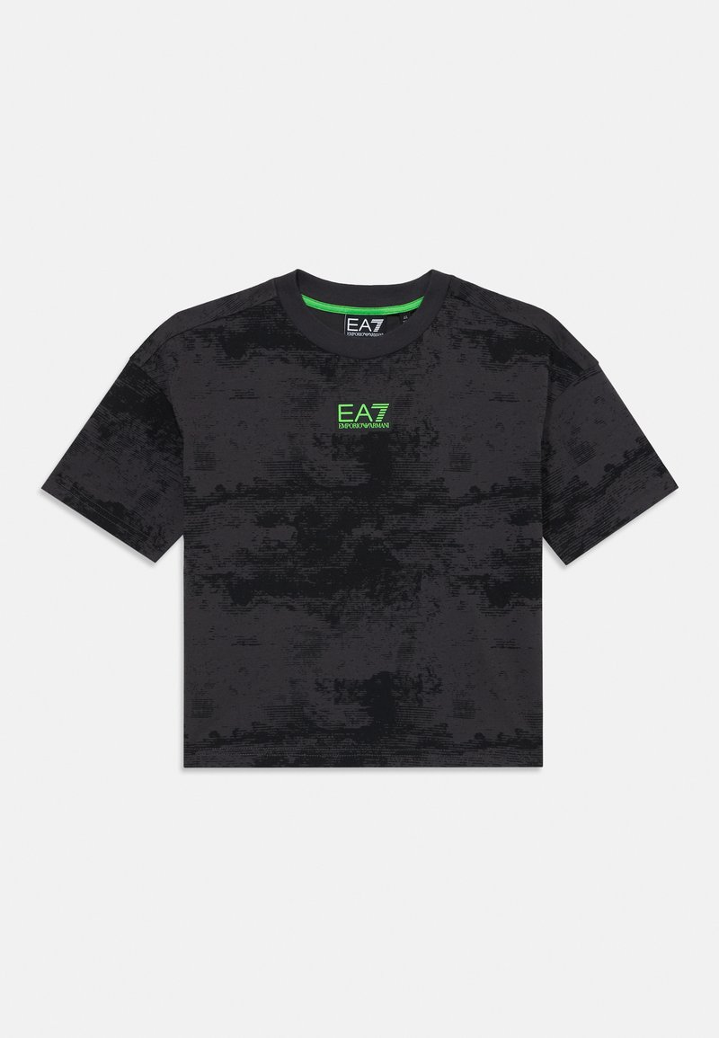 T-shirt preto de manga curta com um padrão texturizado, gola redonda, e um logótipo EA7 verde no peito. Feito de um tecido liso.