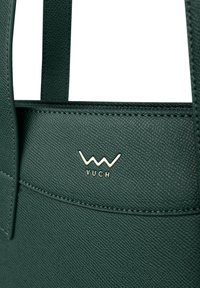 Grüner, strukturierten Lederhandtasche mit minimalistischem Design und einem goldenen "VUCH"-Logo auf der Vorderseite, mit stabilen Trägern zum Tragen.