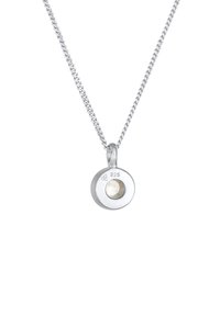 Collana d'argento con pendente circolare al centro in pietra trasparente. Il pendente è contrassegnato con "925" per argento sterling. La catena è sapientemente attorcigliata.