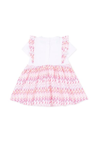 Vestito bianco per bambino con maniche corte, gonna a zigzag con motivi rosa e arancioni e spalline arricciate abbinate su sfondo bianco.