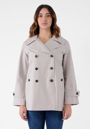 Trench coat doppiopetto beige chiaro con grandi bottoni neri, ampio colletto a revers e due tasche laterali. Tessuto morbido, lunghezza al ginocchio.