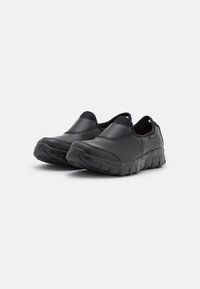Schwarze Slipper aus glattem Synthetikmaterial. Sie verfügen über eine strukturierte Sohle und elastische Akzente für einfaches An- und Ausziehen. Leichtes und flexibles Design.