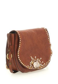 Borsa a tracolla in pelle marrone con borchie dorate e argentate, un'importante dettagli in pietra, chiusura a patta e tracolla regolabile. Presenta una forma curva.