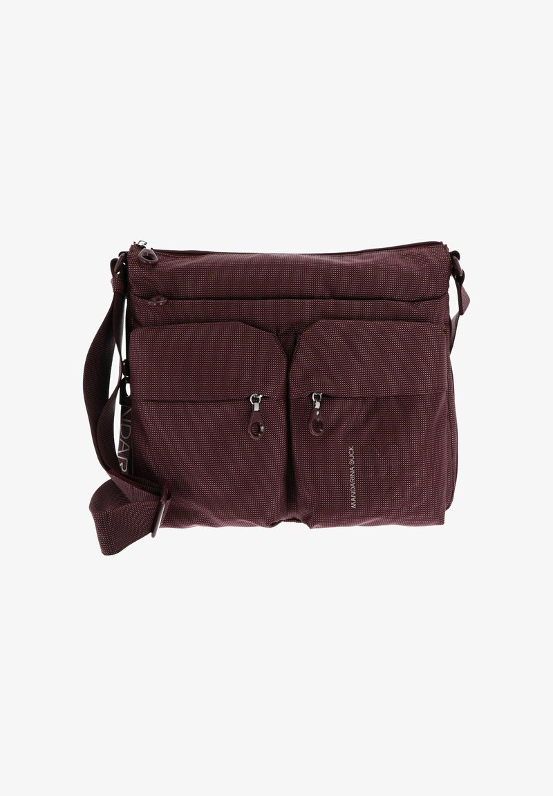 Sac bandoulière bordeaux avec une sangle ajustable, quatre compartiments zippés et une texture à pois subtils.