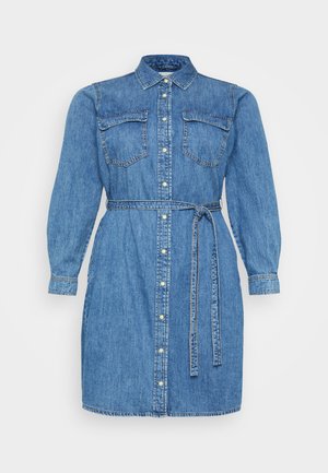 Denimkjole med lange ermer, knappestolpe foran og to brystlommer. Har belte i midjen og lys blå vask med subtil tekstur.