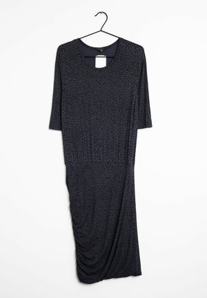 Robe gris foncé avec imprimé léopard noir, manches mi-longues, détail froncé sur un côté, suspendue sur un cintre noir sur fond blanc.