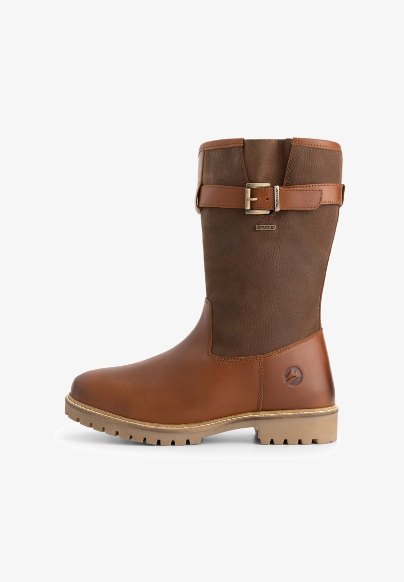 Bruine leren enkellaars tot halverwege het kuit met een verstelbare band en gesp, een textuur bovenstuk, een robuustezool en kleine merkl logo's op de zijkant en de gesp.