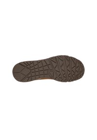 Suela de zapato de goma marrón con un patrón de tracción multidireccional y un borde ligeramente elevado para una mejor agarre y estabilidad.