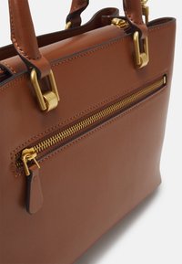 Guess MASIE GIRLFRIEND SATCHEL - Handväska - cognac