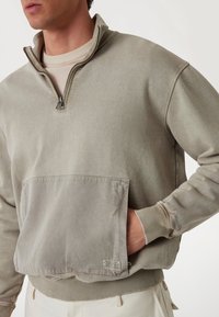 Guess STRETCH COL CAMIONNEUR - Sudadera - grau