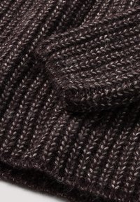 Dunkelbrauner gestrickter Schal mit geripptem Muster, das hellere Fasern für den Kontrast enthält. Weiches und dickes Design.