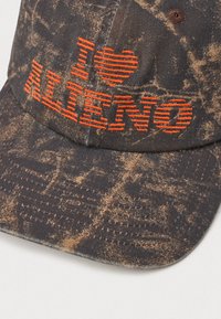 Baseball-Cap in Dunkelbraun mit einer abgenutzten Textur. Mit orangefarbigem, gesticktem Text "I ❤️ ALIENO". Gewölbter Schirm und verstellbarer Riemen.