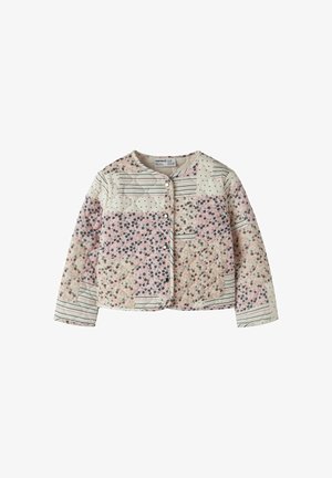 Quiltet jakke med lange ærmer med lyserødt og cremefarvet blomstret og stribet patchwork-design, knapper foran og rund halsudskæring.