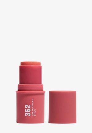 Prodotto cosmetico stick di colore rosa con punta arrotondata e finitura opaca, caratterizzato da testo bianco sul corpo. Il tappo è leggermente più grande della base.