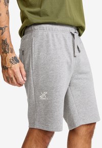 Grå bomullsblandning shorts med elastisk midja, snörning, sidofickor och en broderad logotyp på vänster lår.