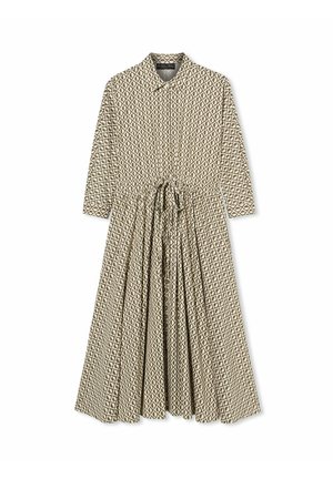Robe longue beige avec motif géométrique en losange, manches longues, col, boutonnage devant et ceinture ajustable à la taille.