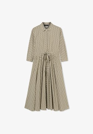 Lange beige jurk met geometrisch diamanten patroon, lange mouwen, kraag, knopen aan de voorkant en verstelbare tailleband.