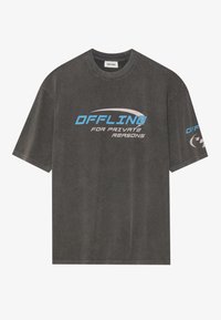 Grå kortærmet T-shirt lavet af blødt stof, med blå og hvid trykt tekst: "OFFLINE FOR PRIVATE REASONS" på forsiden og ærmet.
