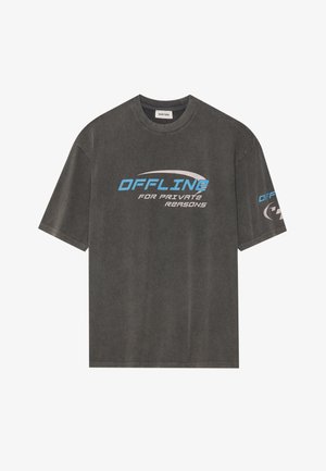 Siv majica s kratkimi rokavi iz mehkega materiala, z modrim in belim odtisnjenim besedilom: "IZVEN OMREŽJA ZASEBNIH RAZLOGOV" na sprednjem delu in rokavu.