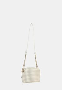 Borsa bianca intrecciata con una forma arrotondata, dotata di catena e tracolla regolabile. Motivo testurizzato distintivo all'esterno.