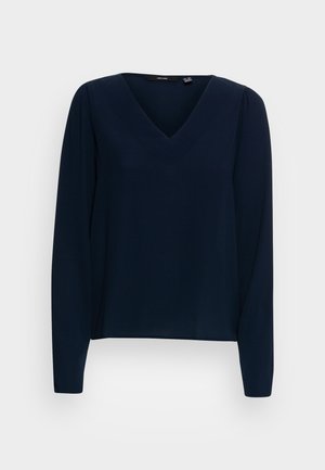 Granatowa bluzka z długim rękawem, dekoltem w kształcie litery V i delikatnymi zakładkami na ramionach, prezentowana na jednolitym jasnym tle.