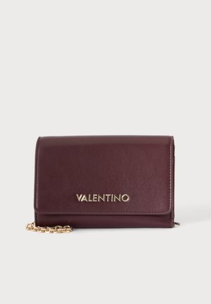 Μπορντό δερμάτινη τσάντα Valentino clutch με χρυσή αλυσίδα και χρυσά γράμματα λογότυπου στο μπροστινό καπάκι, σε απλό φόντο.
