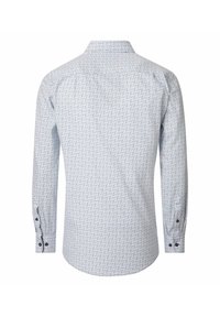Witte langarm overhemd met knoopsluiting, voorzien van een klein blauw geometrisch patroon, van achteren getoond met dichtgeknoopte manchetten en een gespreide kraag.