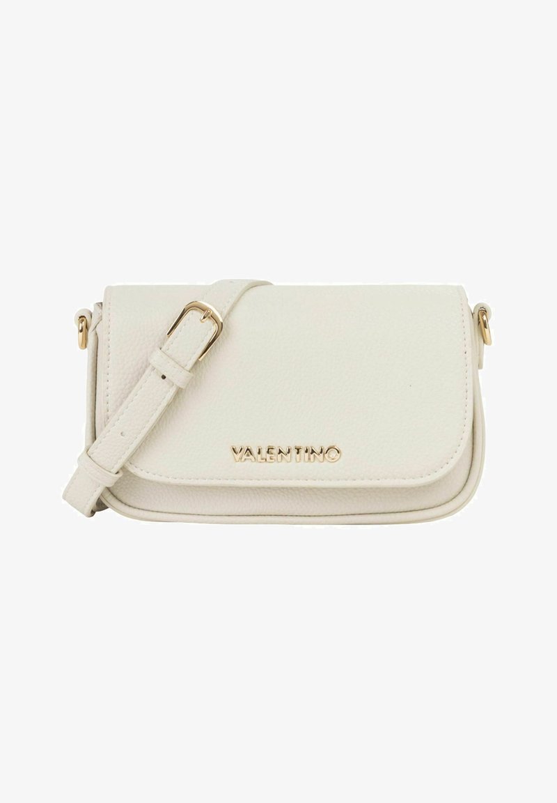 Sac bandoulière Valentino en cuir blanc avec boucle dorée et logo sur le rabat avant, bandoulière réglable attachée des deux côtés.