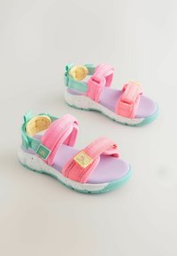 Lichtgewicht sandalen met roze en teal bandjes, een paarse voetbed en een wit zool met spikkels. Voorzien van verstelbare klittenbandsluitingen.