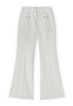 Weiße ausgestellte Hose mit zwei Gesäßtaschen, jeweils mit einem goldenen dekorativen Verschluss, und einem Knopfverschluss am Bund.