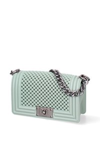 Sac à main vert menthe avec un motif texturé en forme de perles, de forme rectangulaire, une chaîne en métal argenté, et un fermoir en métal avec un accent de logo.