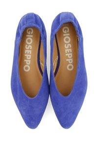 Ballerines en daim bleu avec un bout pointu et des côtés dégagés. L'intérieur présente une semelle beige avec le logo "GIOSEPPO" en blanc.