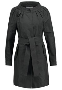 Trench-coat noir à manches longues avec taille ceinturée, col boutonné et poches à rabat des deux côtés.